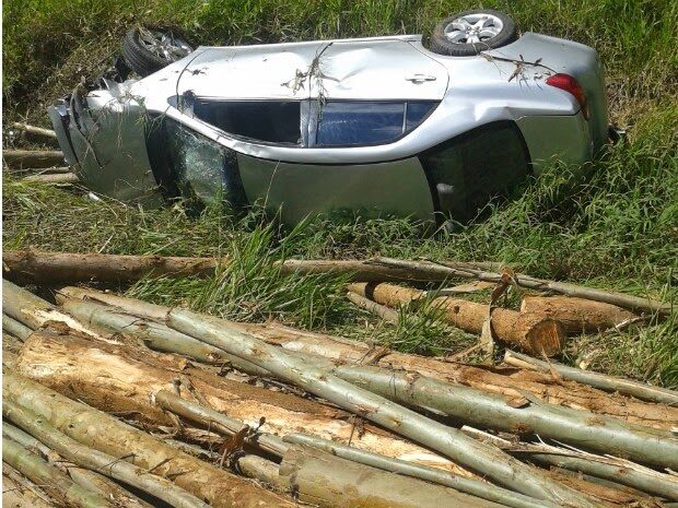 carro2batingido2bpor2btoras2bde2bmadeira-5717933