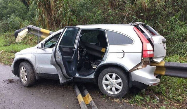 carro2batravessado2bpor2bbarra-jpg2_-3281231