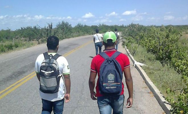 sem-transporte-estudantes-viajam-12-km-a-pe-para-chegar-em-escola-6121103