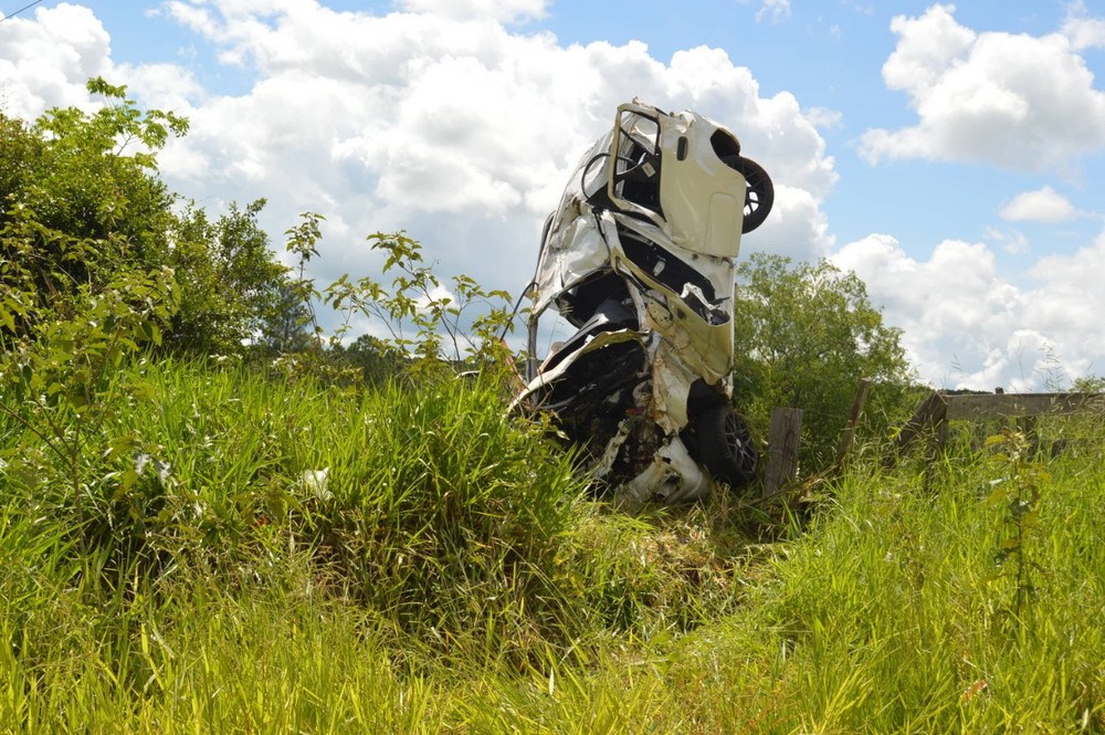 Carro ficou destruído após o acidente na SP-241 entre Paraguaçu Paulista e Lutécia